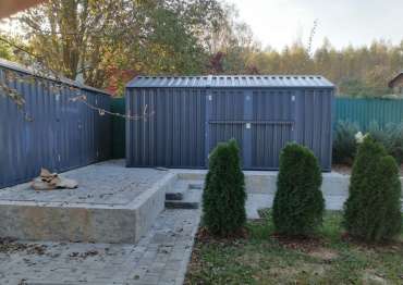 Хозблок для строительных материалов с двускатной крышей и боковой воротной группой в СНТ Митинки, г.о. Серпухов, МО