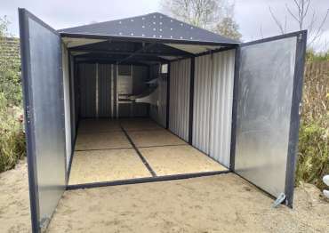 Гараж с двускатной крышей и воротами в дер. Колюпаново, Калужская обл.