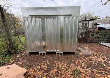 Хозблок с односкатной крышей и дверью в дер. Кустово, Тверская обл.