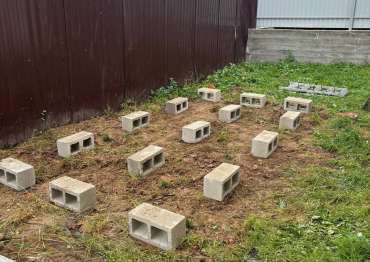 Хозблок из профлиста со стеллажами и полками в дер. Красная Горка, г. Мытищи, МО