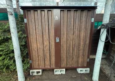 Дровница в расцветке "под дерево" в дер. Измалково, Одинцовский р-н, МО